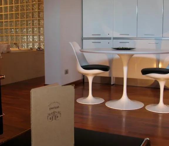 Ξενοδοχείο με διαμερίσματα Parizzi Suites&Studio Restaurant